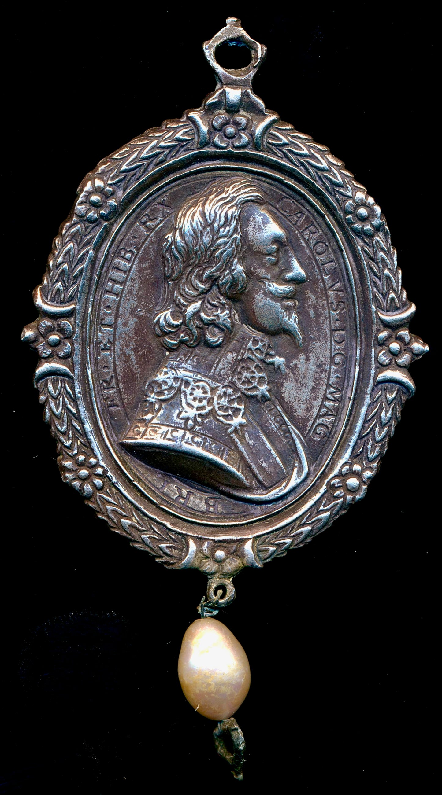 1642 (c) Royalist silver badge with pearl 44mm*38mm MI 360/231 E167b
