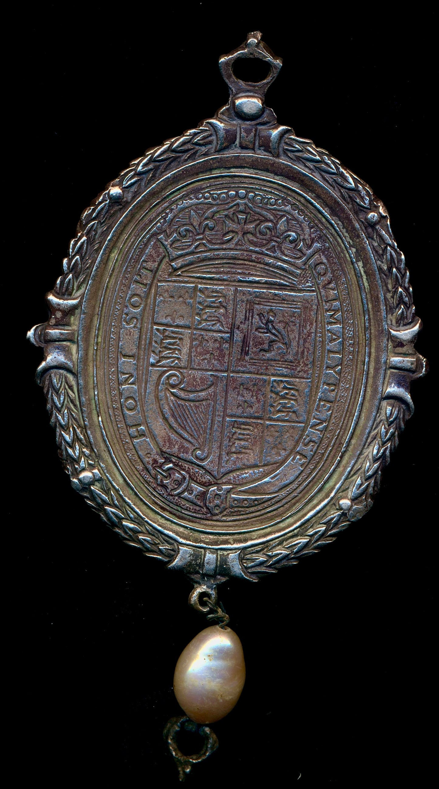 1642 (c) Royalist silver badge with pearl 44mm*38mm MI 360/231 E167b