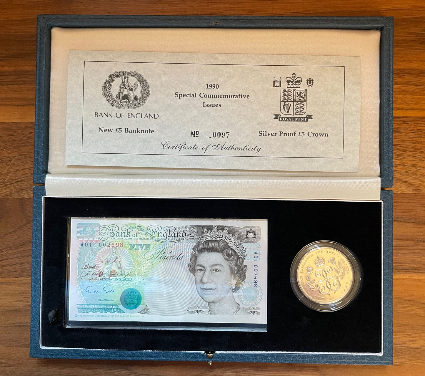 C101 1990 Debden presentation set Queen Mothers 90th birthday B357 (A01) and £5 silver crown