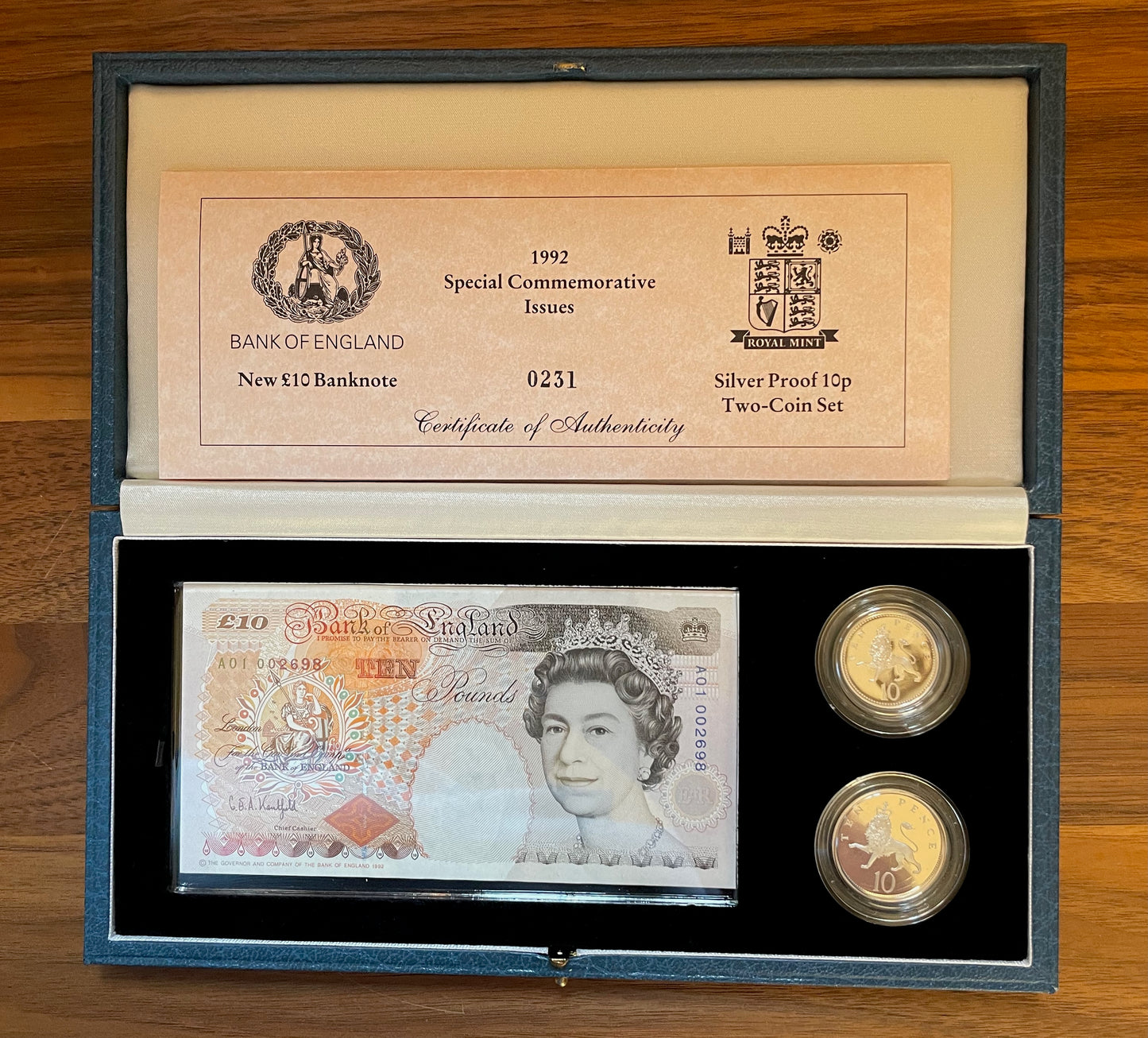 C105 1992 Debden presentation set new first run £10 B366 (A01) and new and old silver proof 10p coins